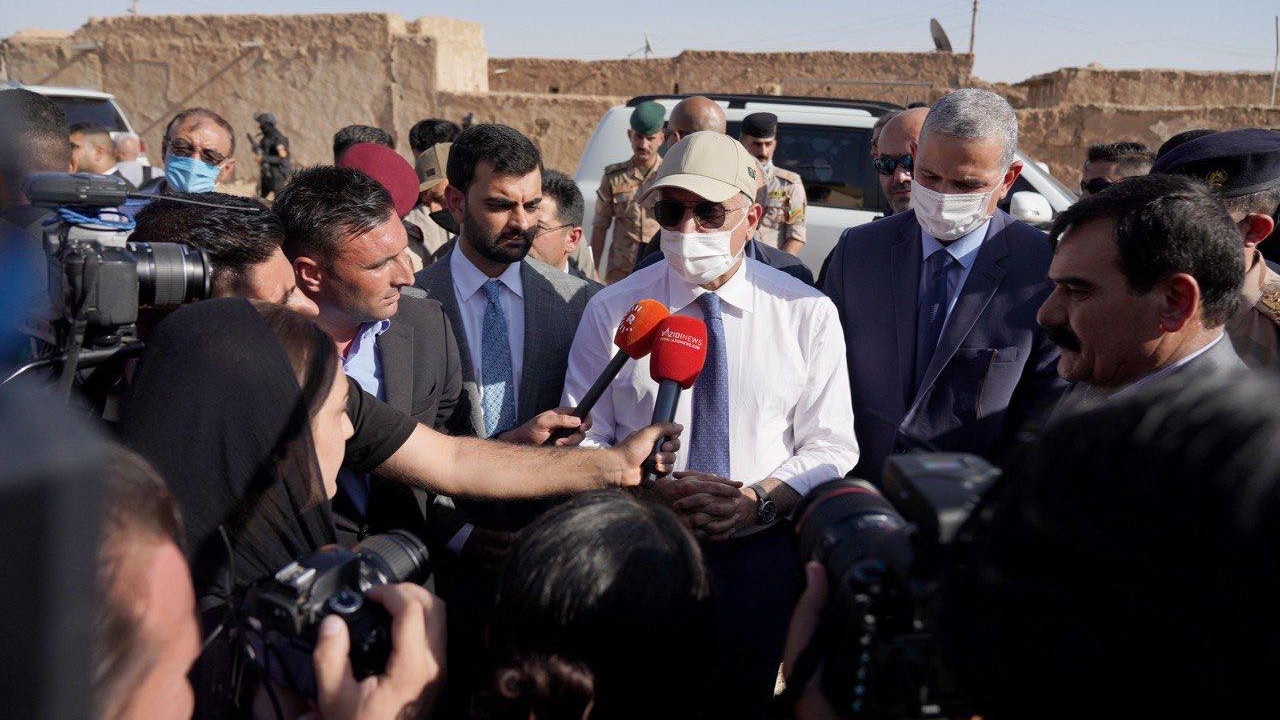 الكاظمي في قرية كوجو الشمالية الاثنين 16 اغسطس اب 2021 والتي شهدت ابشع جرائم الابادة الجماعية (الصورة من اعلام رئاسة الحكومة)