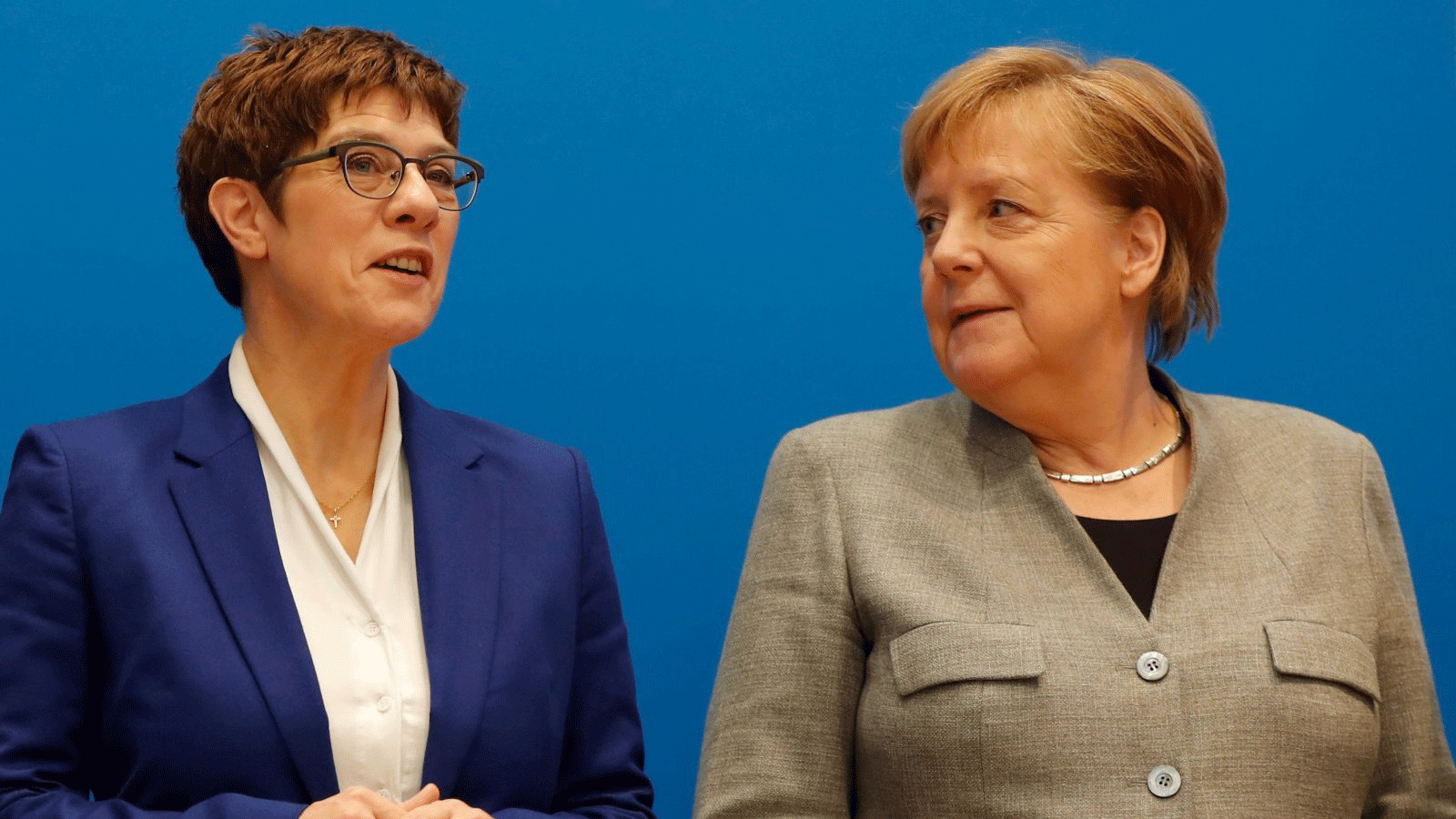 أنجريت كرامب-كارينباور (يسار)، زعيمة حزب الاتحاد الديمقراطي المسيحي المحافظ، والمستشارة الألمانية أنجيلا ميركل خلال اجتماع مع قيادة الحزب في برلين. 10 شباط/ فبراير 2020