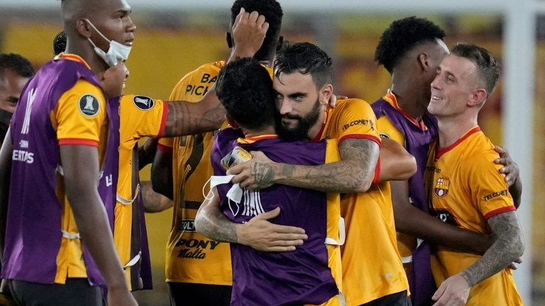 لاعبو فريق برشلونة الإكوادوري يحتفلون بالفوز على فلوميننسي البرازيلي في ربع نهائي كوبا ليبرتادوريس.