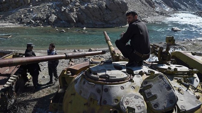 ما زال ممكنًا العثور على دبابات من الحقبة السوفياتية في أفغانستان بعد 30 عامًا من سحب روسيا قواتها من هذه الدولة التي مزقتها الحرب