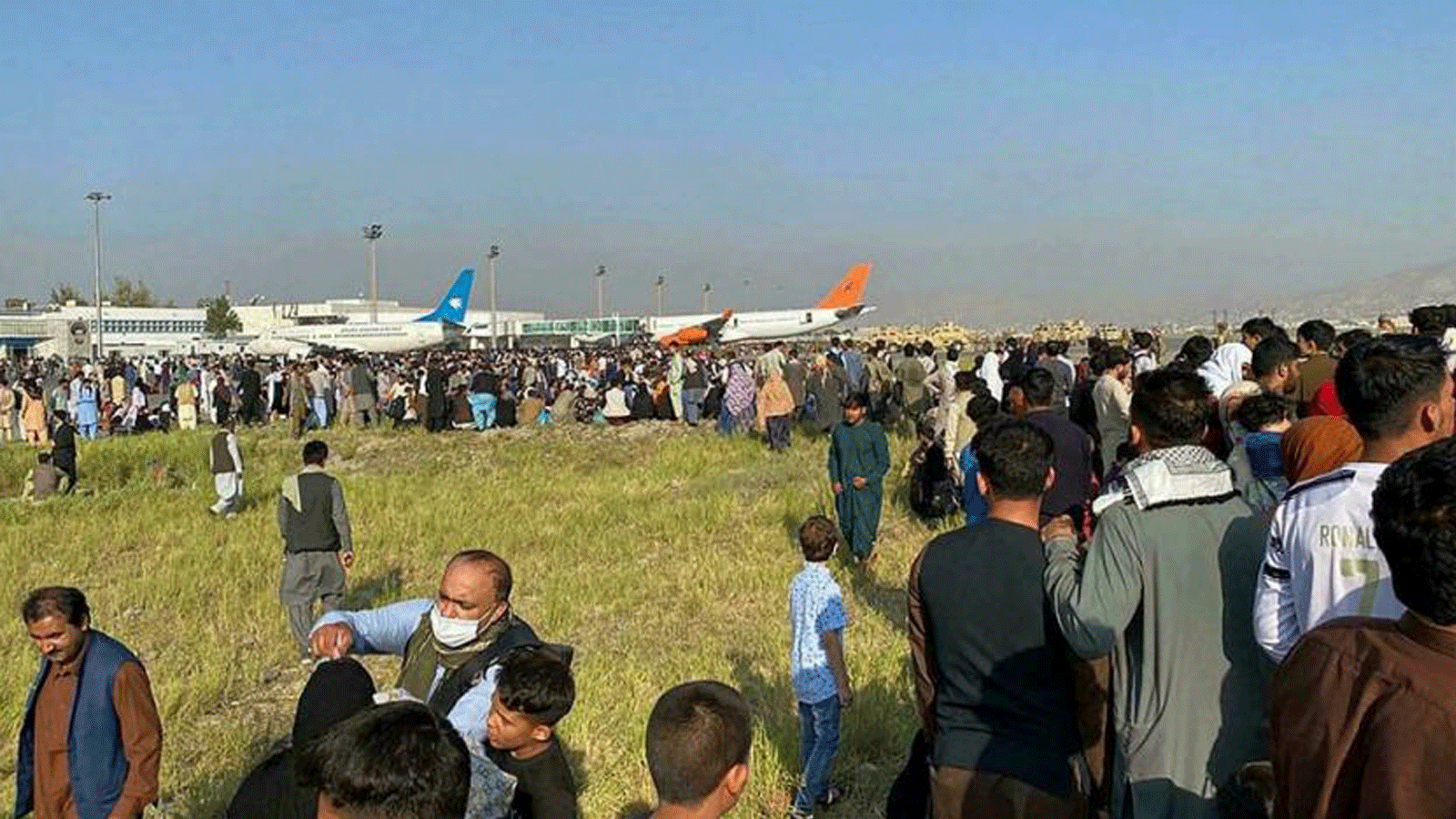 يحتشد الأفغان في المطار أثناء انتظارهم للمغادرة من كابول في 16 آب/أغسطس 2021.