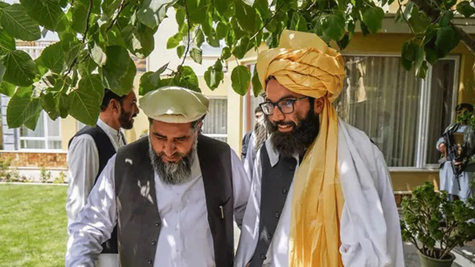 وفد طالبان برئاسة رئيس فريق التفاوض أنس حقاني (يمين) يلتقي بمسؤولين سابقين في الحكومة الأفغانية في أفغانستان.