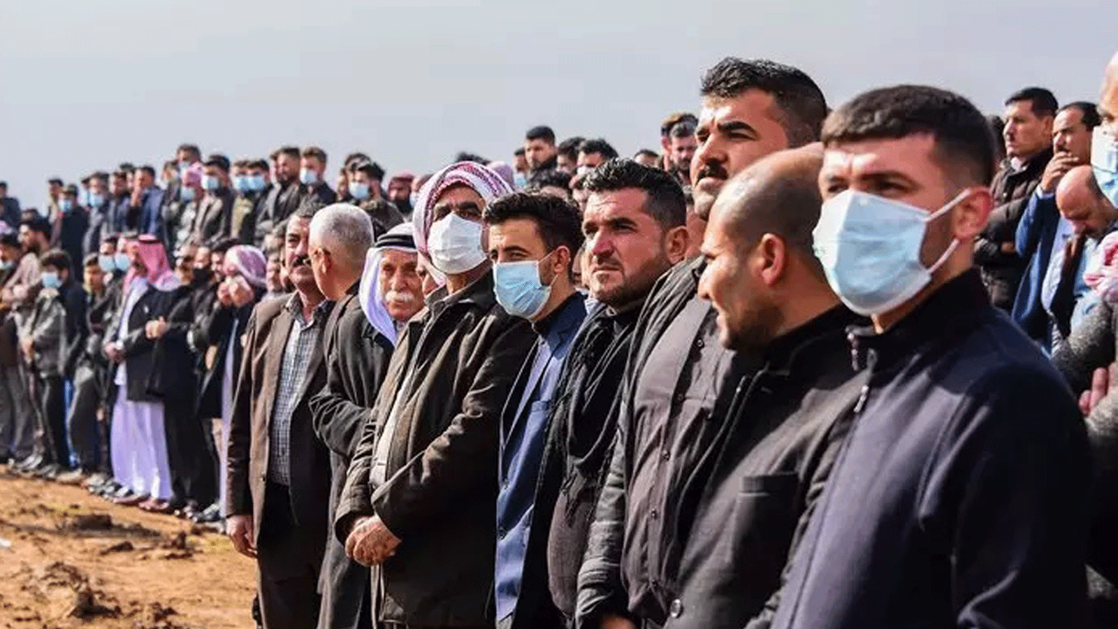 أشخاص يحضرون جنازة جماعية لضحايا داعش الإيزيديين في قرية كوجو شمال العراق/ قضاء سنجار. في 6 شباط/ فبراير 2021