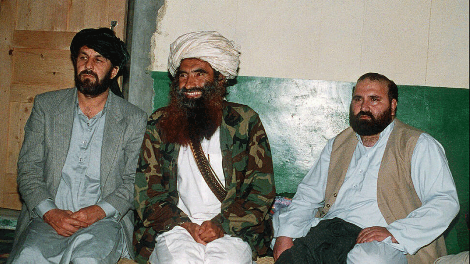 صورة التُقِطَت في 2 نيسان/ أبريل 1991 للقائد الأفغاني جلال الدين حقاني (في الوسط) مع اثنين من كبار قادة حرب العصابات أمين وردك وعبد الحق في قاعدته الباكستانية في ميرانشاه