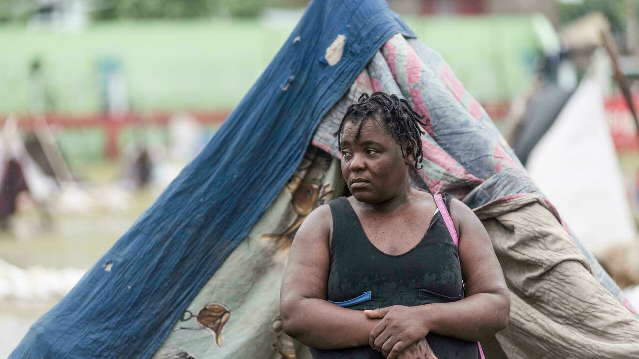 امرأة ناجية بعد قضاء الليل في الخارج في أعقاب الزلزال، في مواجهة الطقس العاصف الشديد من العاصفة الاستوائية غريس بالقرب من ليس كاي، هايتي. بتاريخ 17 آب/ أغسطس 2021