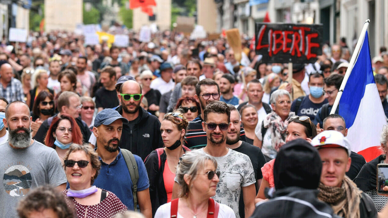 متظاهرون يرفعون لافتات خلال احتجاج في المدن الفرنسية ضد 