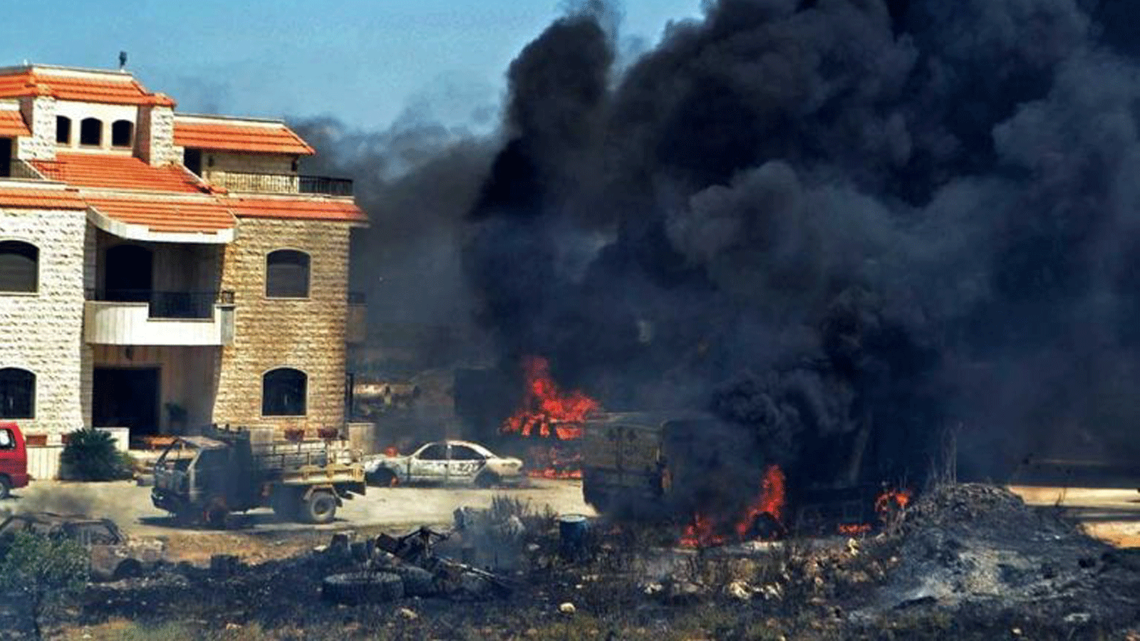 سيارات تحترق بالقرب من خزان الوقود المنفجر في قرية التليل في منطقة عكار شمال لبنان في 15 آب / أغسطس 2021