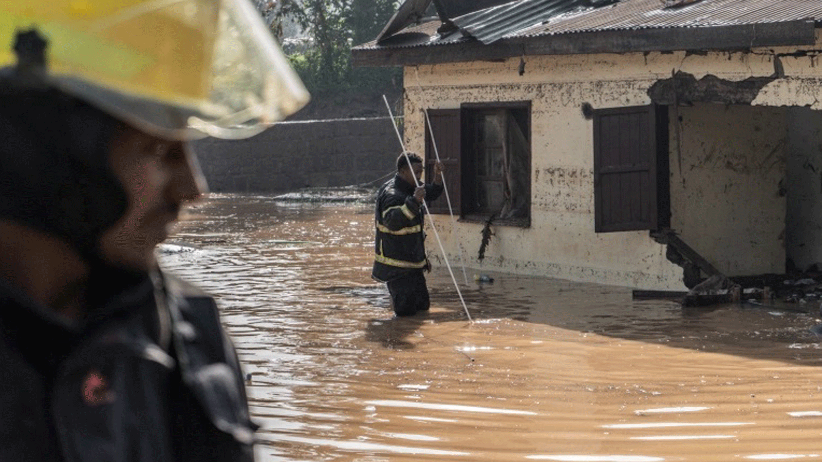 رجال الإطفاء يتفقدون الأضرار الناجمة عن الأمطار الغزيرة التي غمرت منازل في أديس أبابا ، إثيوبيا