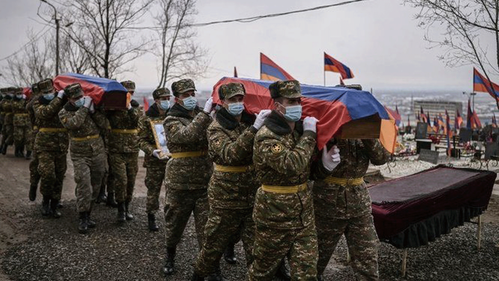 جنود يحملون نعوشاً لمقاتلين قضوا خلال الحرب في ناغورنو كاراباخ إلى مقبرة عسكرية في يريفان في 2 آذار/ مارس 2021 