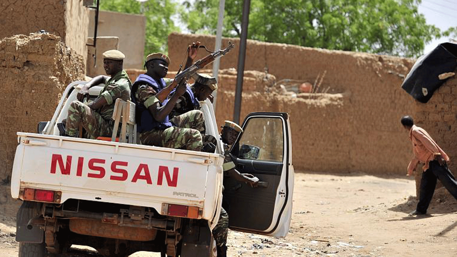 صورة التُقِطت بتاريخ 27 يونيو/ حزيران 2012 لجنود من بوركينا فاسو بدورية في سيارة صغيرة في جوروم جوروم ، شمال بوركينا فاسو.