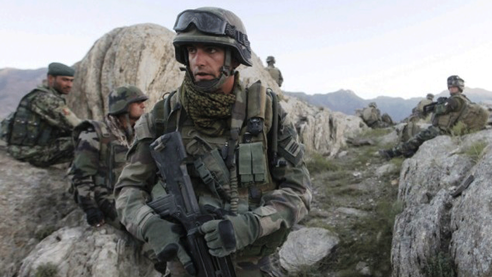 صورة تم التقاطها في 21 أيلول/يسبتمبر 2010 تُظهر جنديًا فرنسيًا (ج) يقوم بدورية مع جنود أفغان في مقاطعة كابيسا في أفغانستان. 