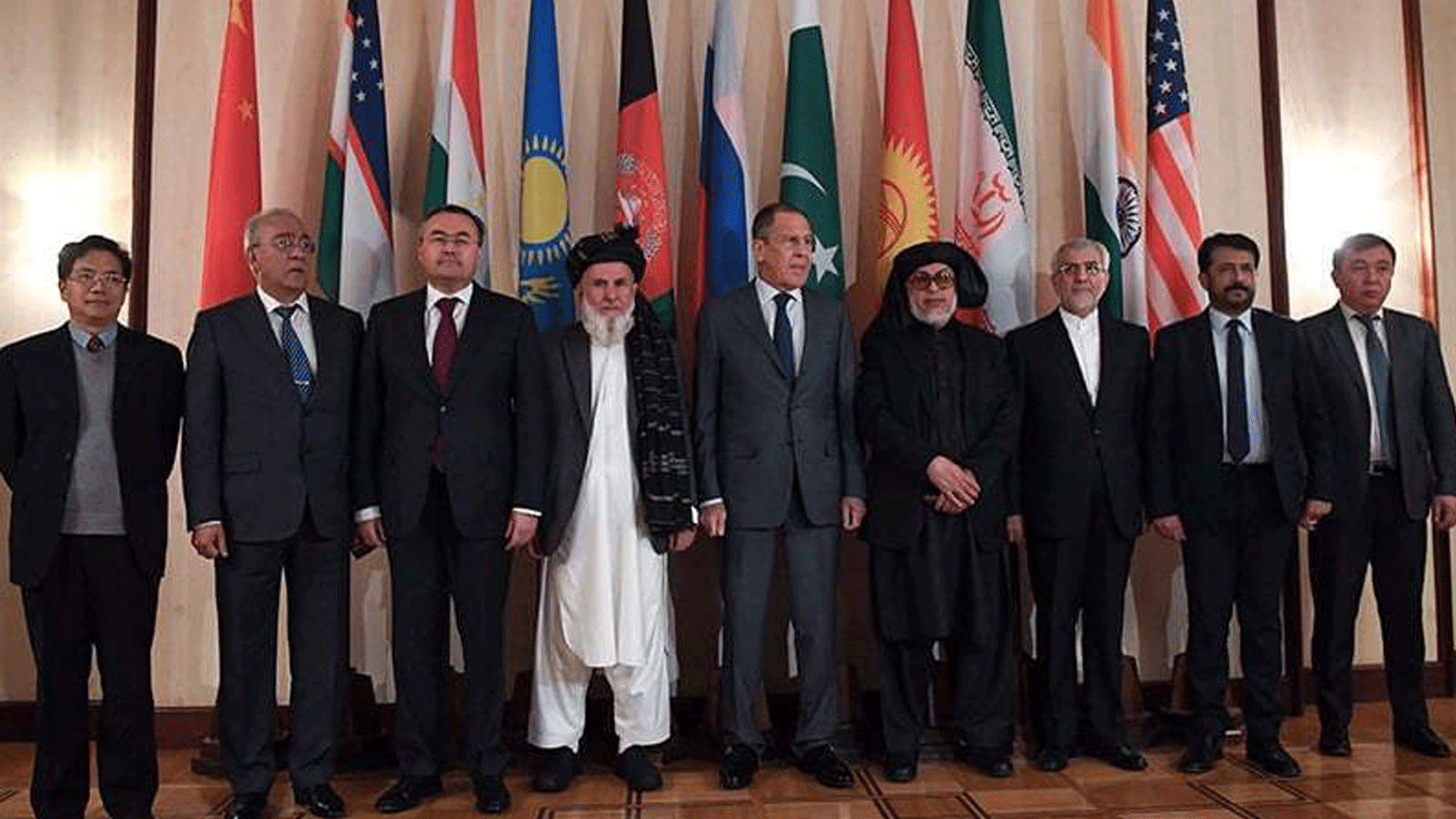 وزير الخارجية الروسي سيرغي لافروف ومشاركون في المحادثات الدولية بشأن أفغانستان يقفون لالتقاط صورة في موسكو، 9 تشرين الثاني/نوفمبر 2018