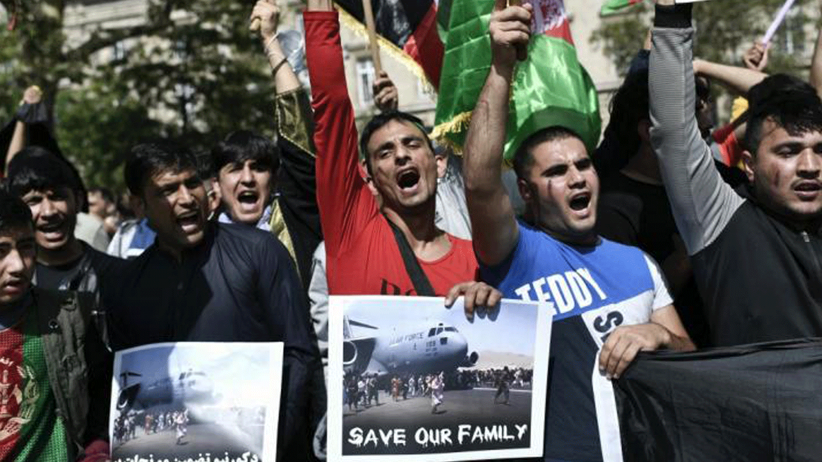 أفغان يحملون اللافتات في باريس مطالبين بإنقاذ عائلاتهم من حكم طالبان 