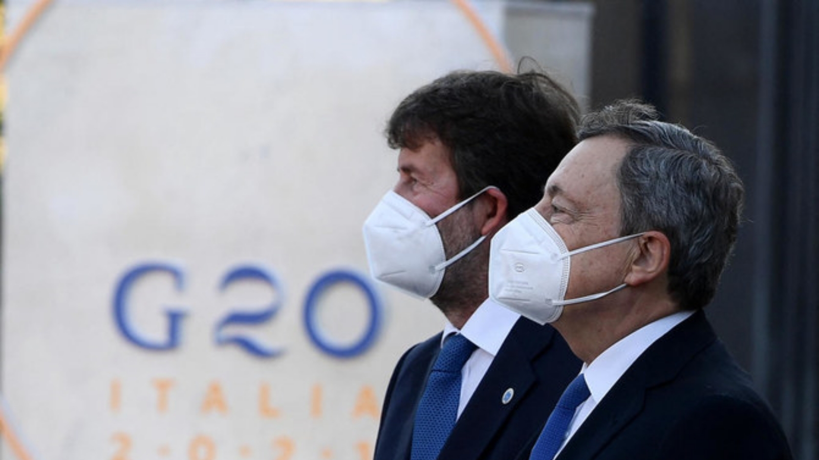 رئيس الوزراء الإيطالي ماريو دراجي (إلى اليمين) ووزير الثقافة داريو فرانشيسكيني وصلا إلى الكولوسيوم في اليوم الأول من اجتماع وزراء ثقافة مجموعة العشرين. بتاريخ 29 تموز/ يوليو 2021 في روما
