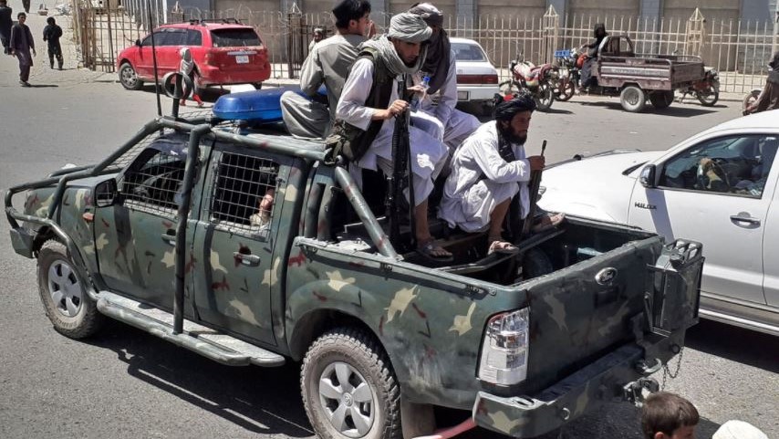 مقاتلو طالبان في سيارة تابعة لمديرية الأمن الوطني الأفغانية في أحد شوارع قندهار في 13 أغسطس 2021