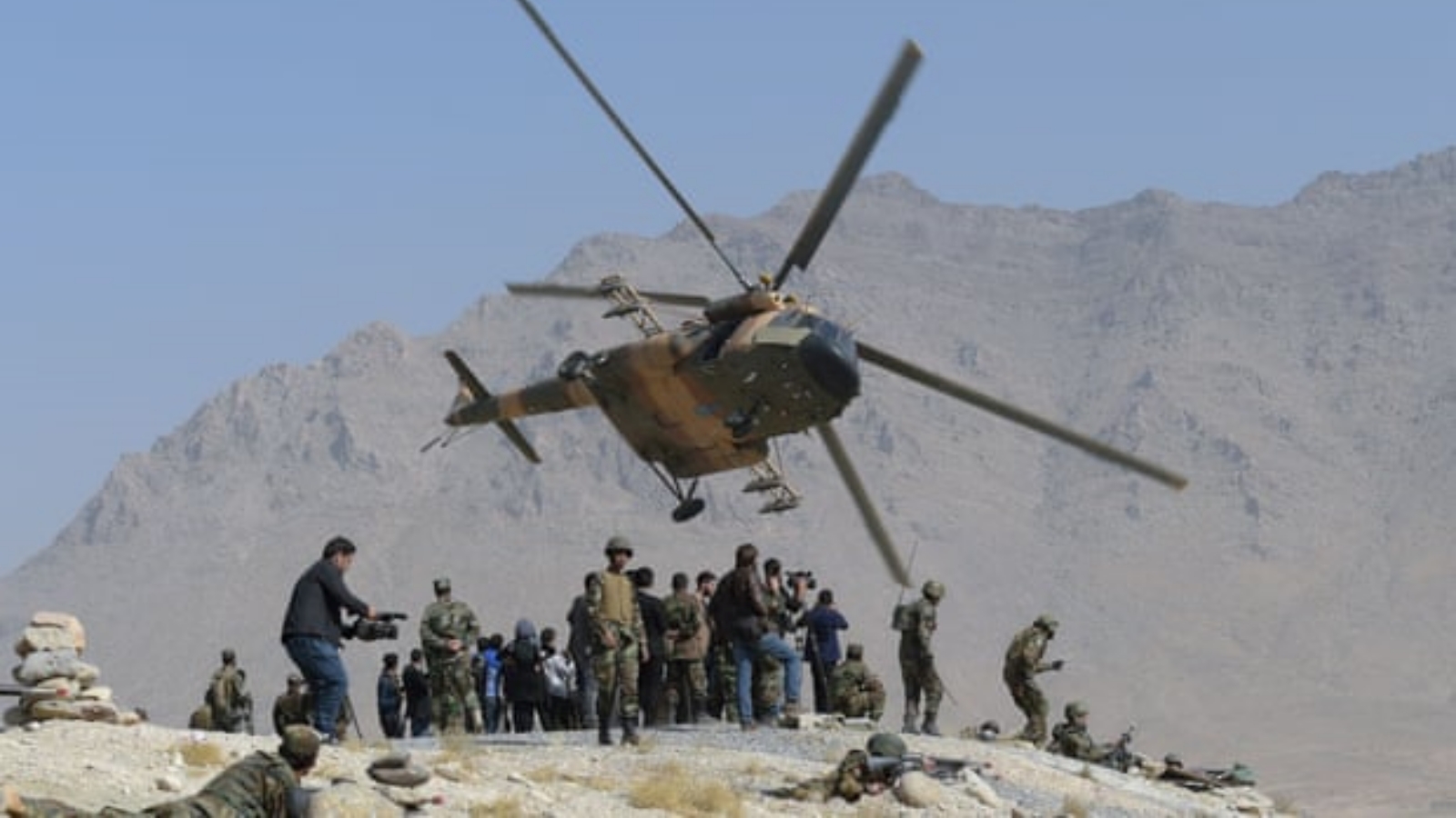 طائرة هليكوبتر تابعة للقوات الجوية الأفغانية من طراز أم أي17 تحلق بالقرب من الكوماندوز خلال مناورة عسكرية في ضواحي كابول في تشرين الأول/ أكتوبر 2017.