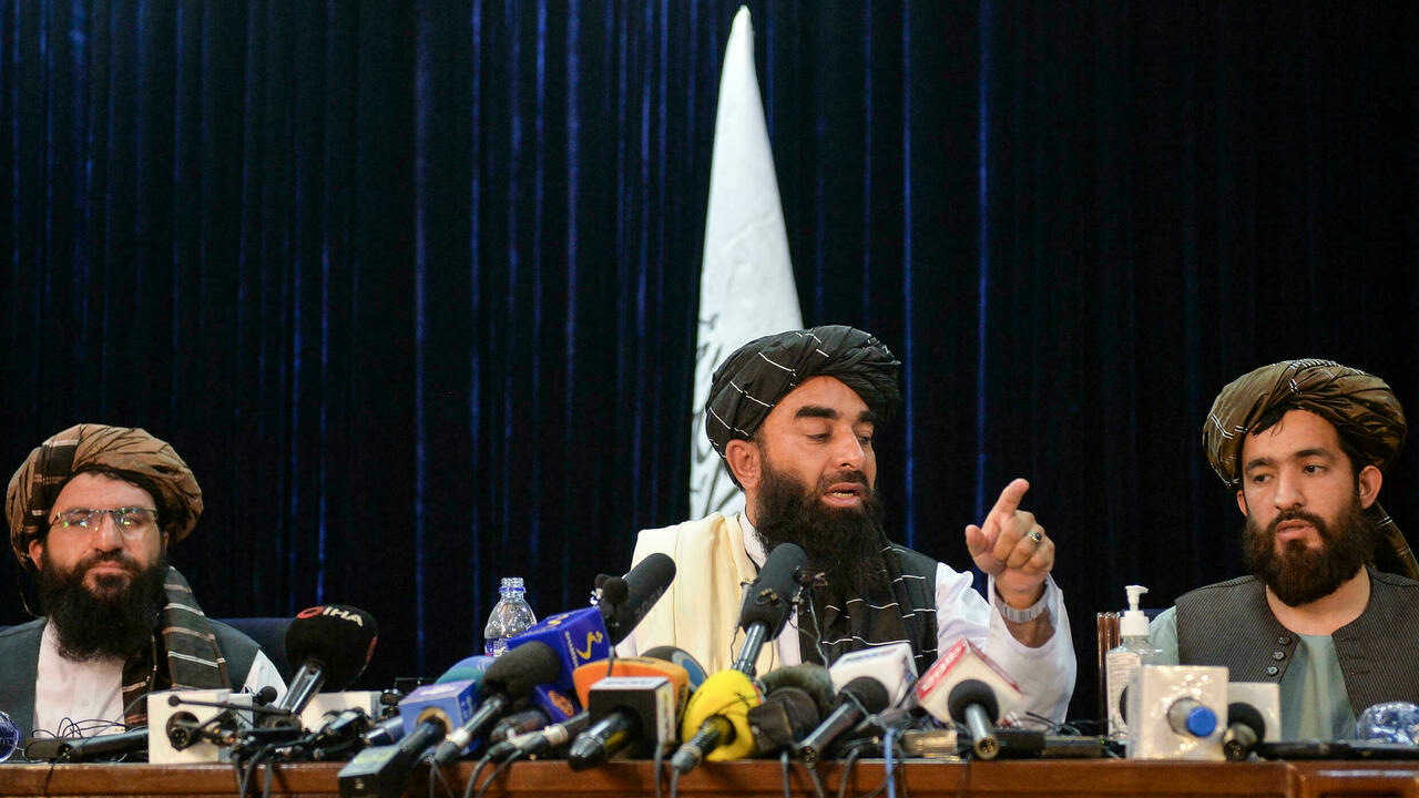 الناطق باسم طالبان ذبيح الله مجاهد خلال أول مؤتمر صحافي لطالبان من كابول في 17 آب/اغسطس 2021