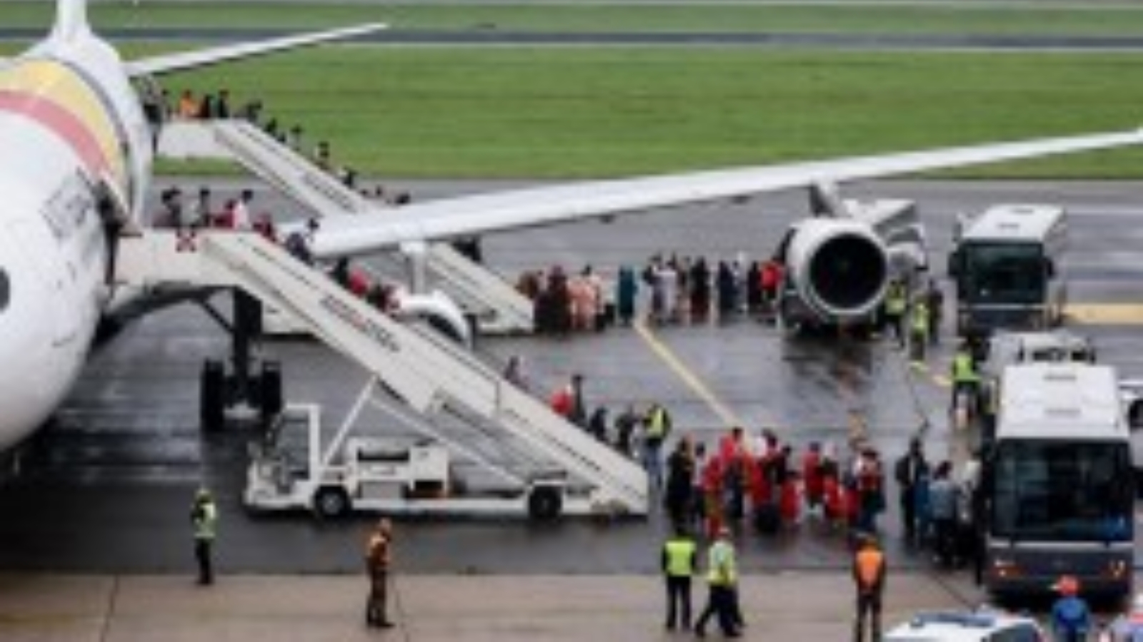 طائرة مستأجرة تصل إلى قاعدة جوية بلجيكية خارج بروكسل، تقل 193 شخصًا هربًا من الفوضى في كابول. بتاريخ 23 آب/ أغسطس 2021
