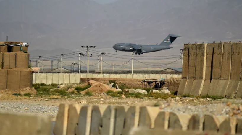 طائرة عسكرية أميركية تهبط في قاعدة باغرام على بعد حوالي 50 كم شمال كابول في 1 يوليو 2021