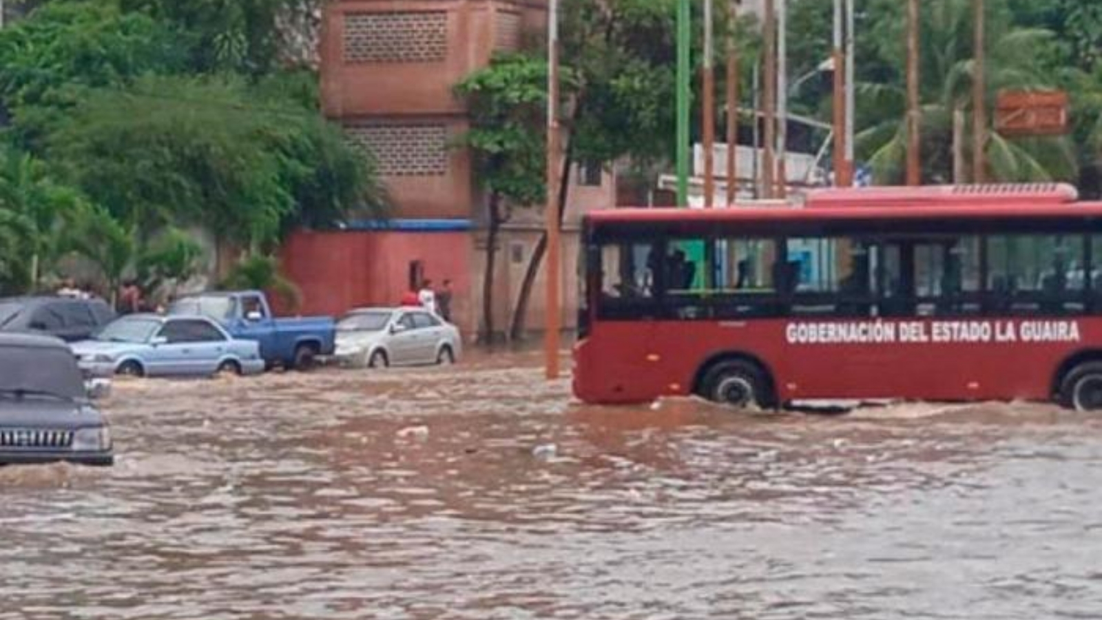 حافلة وسيارات عالقة في مياه الأمطار التي غمرت شوارع فنزويلا. بتاريخ 24 آب/ أغسطس 2021