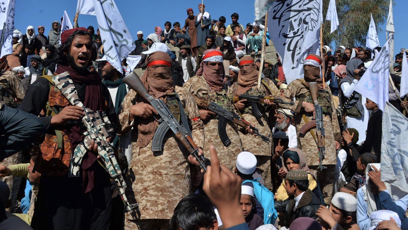  مقاتلو طالبان الأفغان والقرويون يحضرون تجمعاً للاحتفال باتفاق السلام وانتصارهم في الصراع الأفغاني، في منطقة ألينجار في ولاية لغمان/ أفغانستان. 2 مارس / آذار 2020