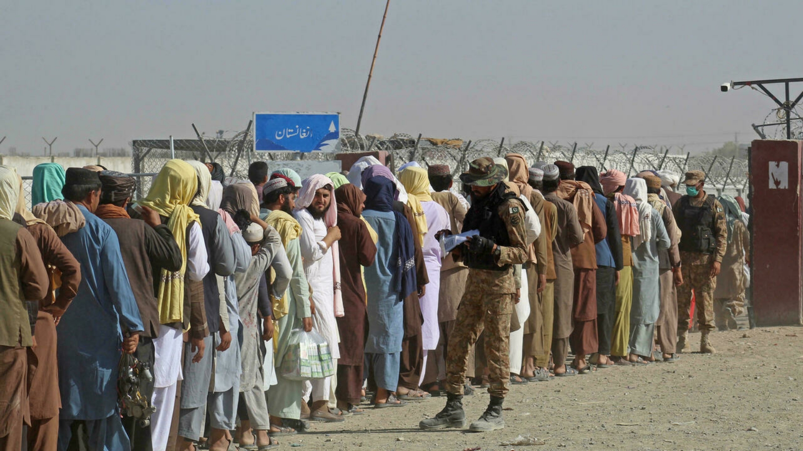 لاجئون أفغان ينتظرون عند الحدود في جنوب غرب باكستان للعودة إلى وطنهم. في حين فر الآلاف من أفغانستان هربًا من حكم طالبان .