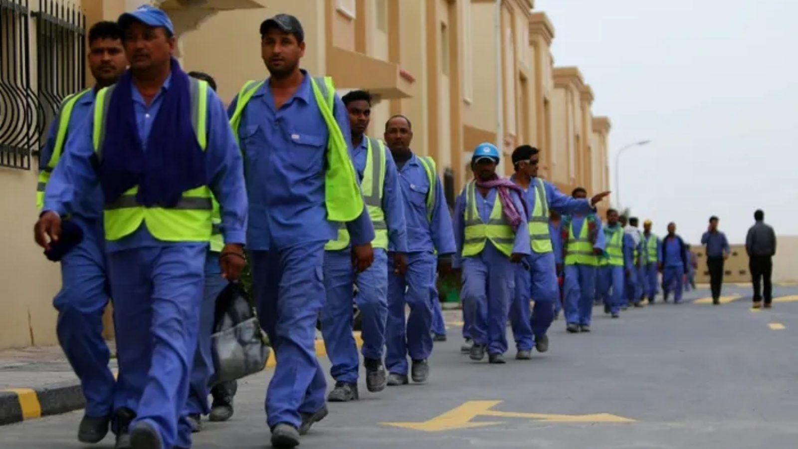 عمال أجانب يعملون في بناء ملعب الوكرة لكرة القدم أحد ملاعب مونديال قطر 2022.