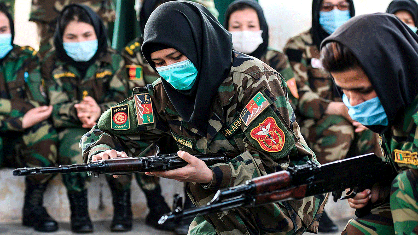 طالبات أفغانيات يتعاملن مع البنادق من طراز AK-47 خلال برنامج تدريبي في أكاديمية تدريب الضباط في تشيناي في 18 شباط/ فبراير 2021