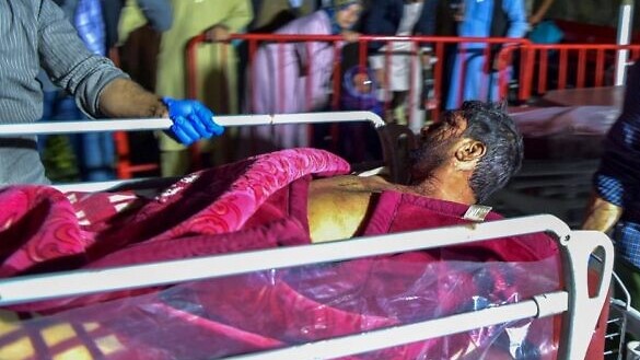طاقم طبي ينقل رجلا مصابا إلى مستشفى في سيارة إسعاف بعد انفجارين قويين خارج مطار كابول في 26 أغسطس 2021