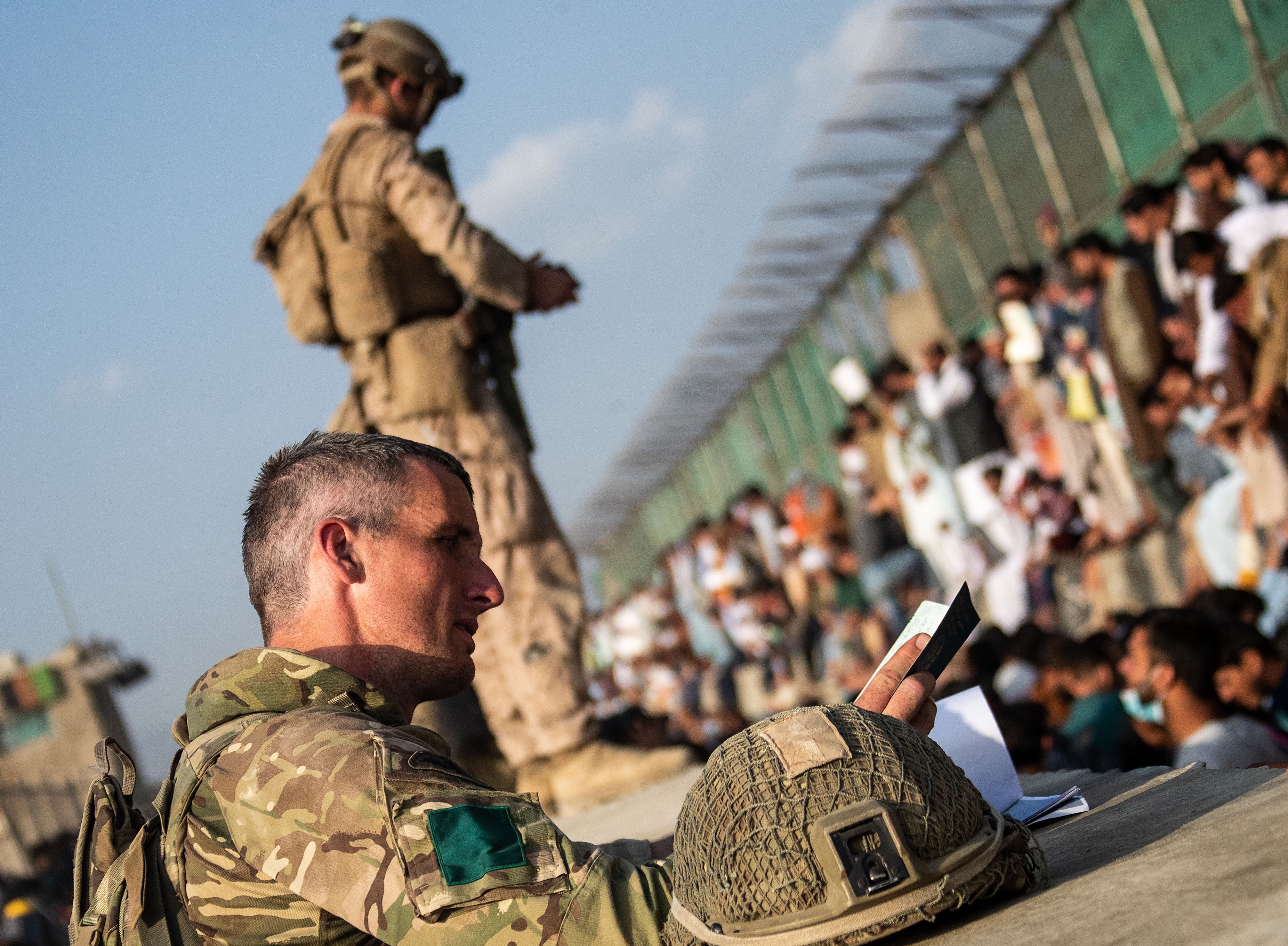 صورة لوزارة الدفاع البريطانية لجنود يضبطون الامن بمطار كابول 