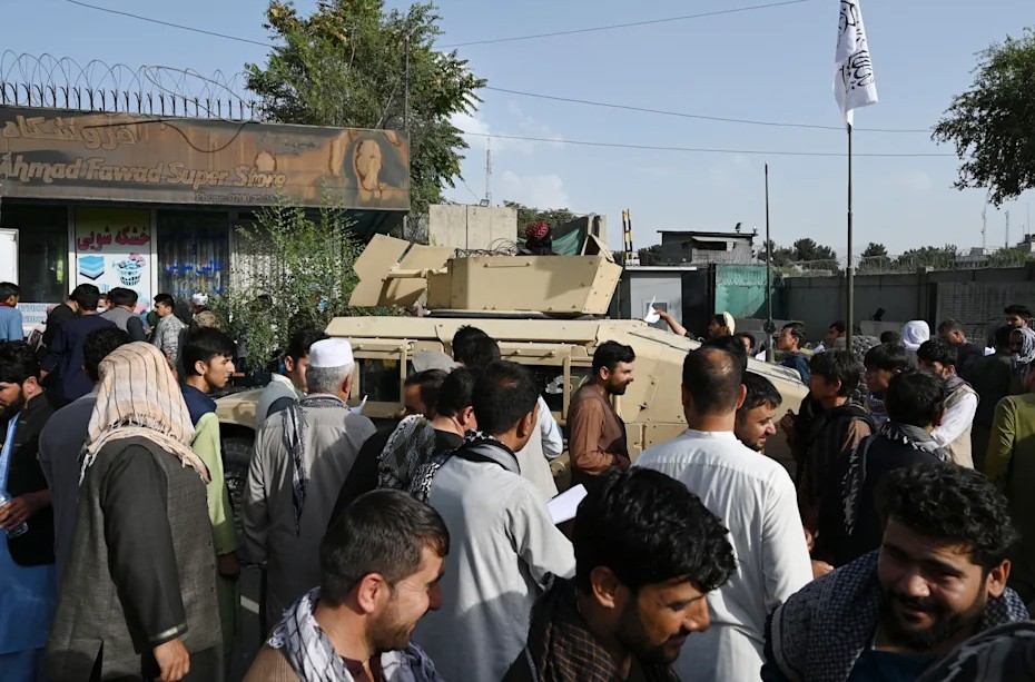 افغان أمام مبنى السفارة البريطانية في كابول