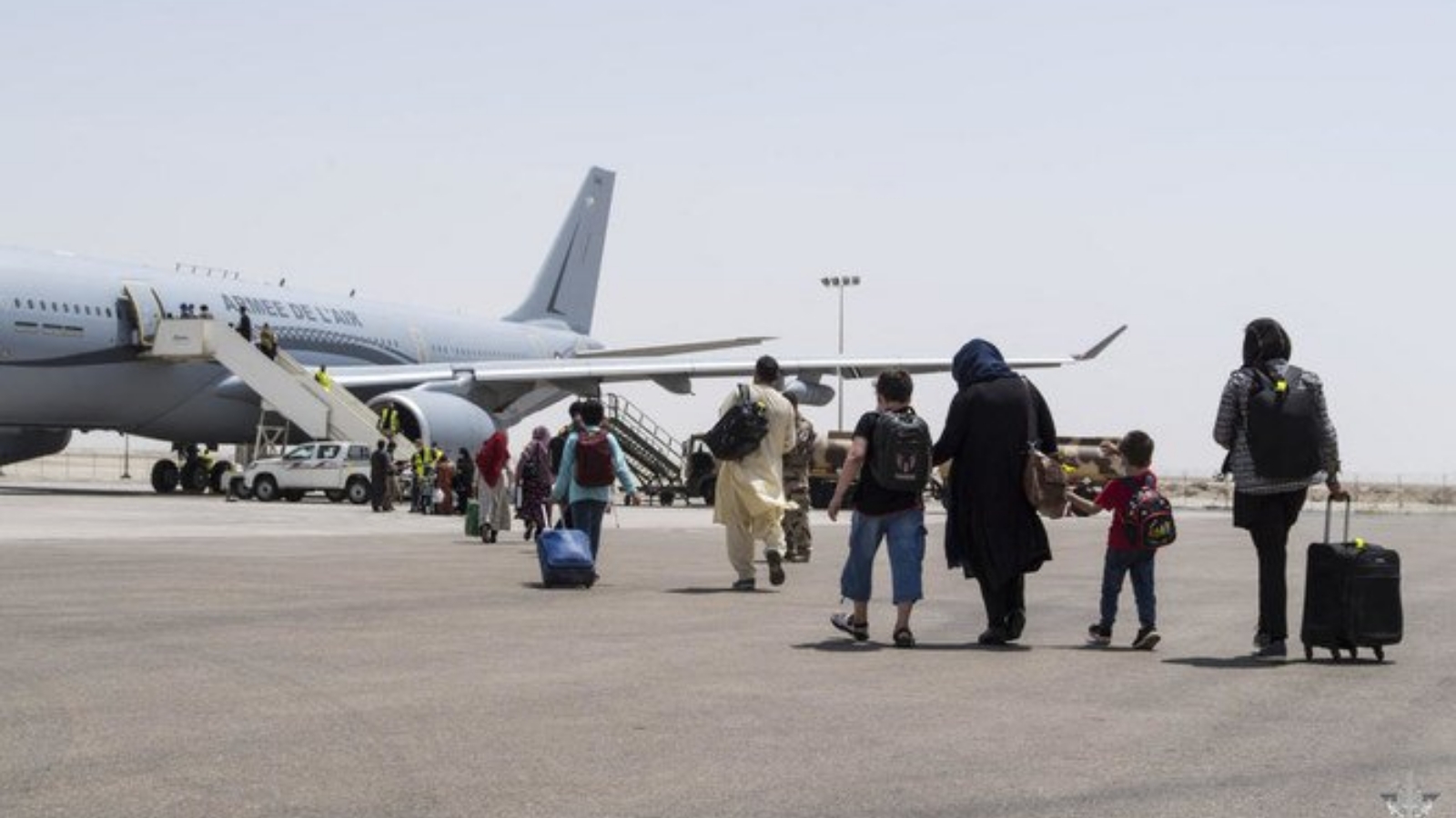 الأشخاص الذين فروا من أفغانستان يستقلون طائرة تابعة للقوات الجوية الفرنسية من طراز إيرباص أي330 في قاعدة الظفرة الجوية، بالقرب من أبو ظبي، للسفر إلى مطار رواسي شارل ديغول، كجزء من عملية 