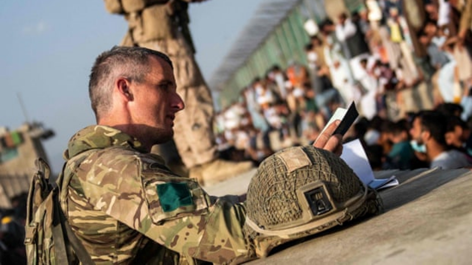 أفراد من القوات المسلّحة البريطانية خلال عملية دعم إجلاء الرعايا البريطانيين والأفراد المرشحين في مطار كابول.