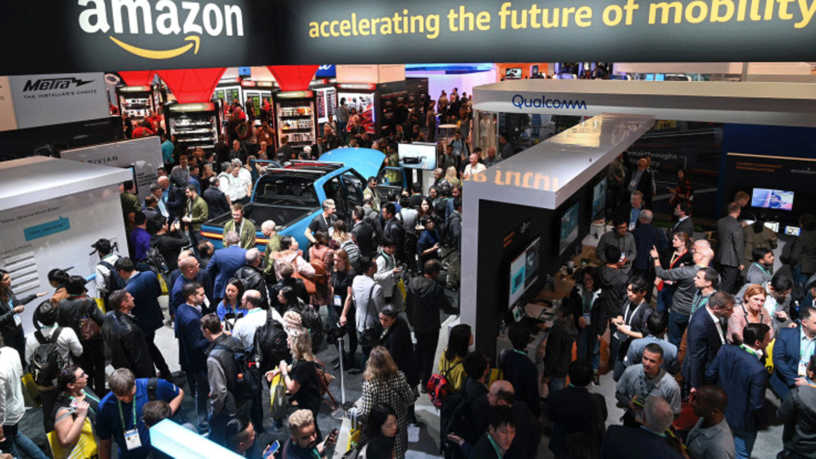 حشودٌ من الزوار في معرض الإلكترونيات الاستهلاكية لعام 2020 في لاس فيغاس، في الوقت الذي يتسابق فيه صانعو السيارات لتطوير المركبات الكهربائية، حيث تفرض الصين وأوروبا ودول ومناطق أخرى خفض انبعاثات الكربون.