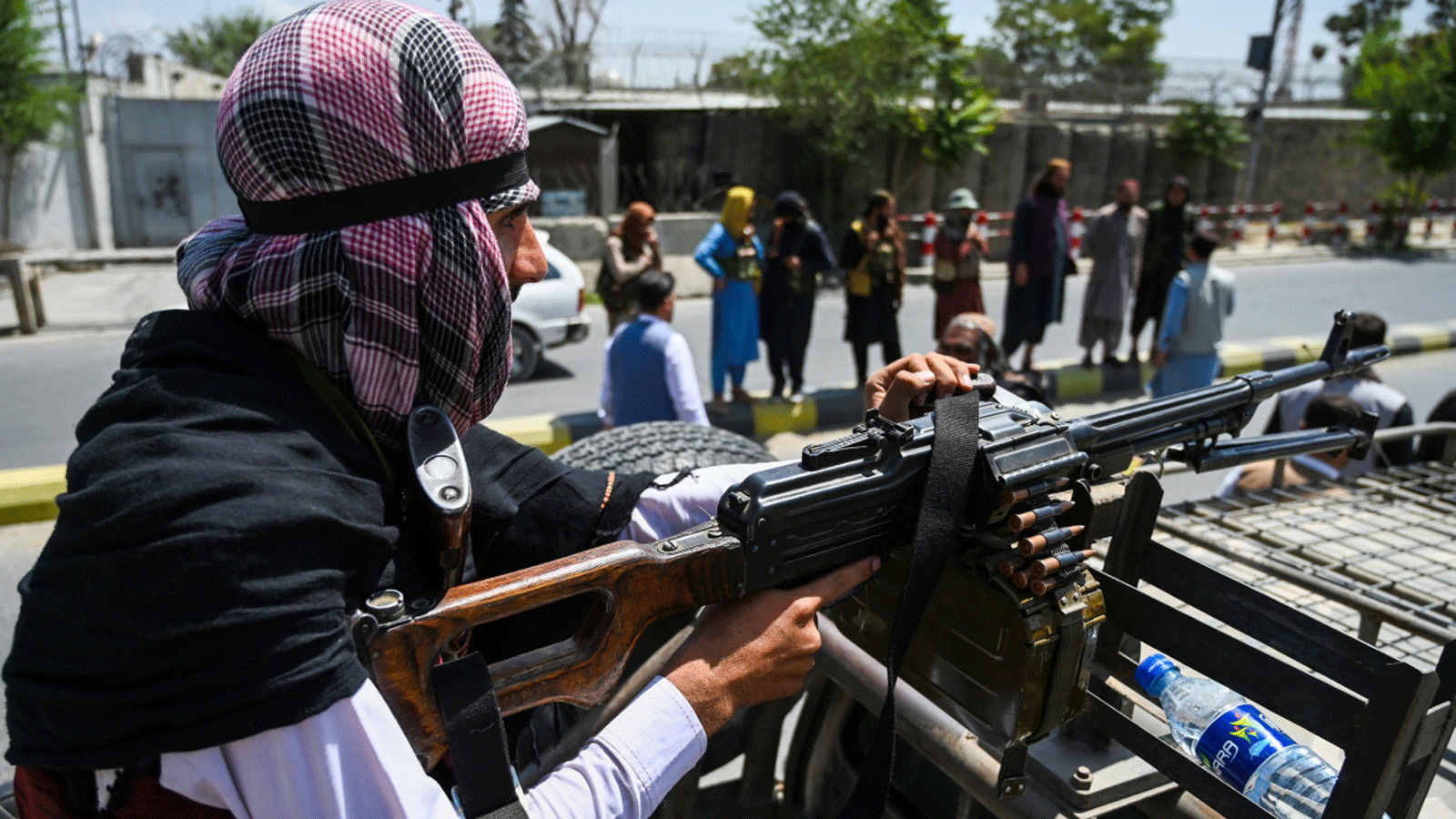 مقاتل من طالبان يصطحب مدفعاً رشاشاً فوق سيارة عسكرية أثناء قيامهم بدورية في شارع في كابول في 16 آب/أغسطس 2021