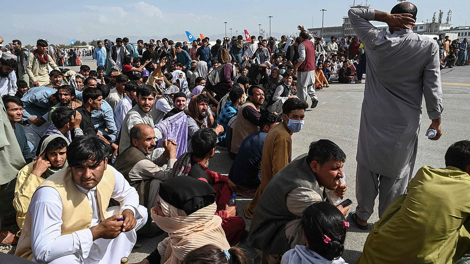 آلاف الأفغان يجلسون في انتظار مغادرة مطار كابول