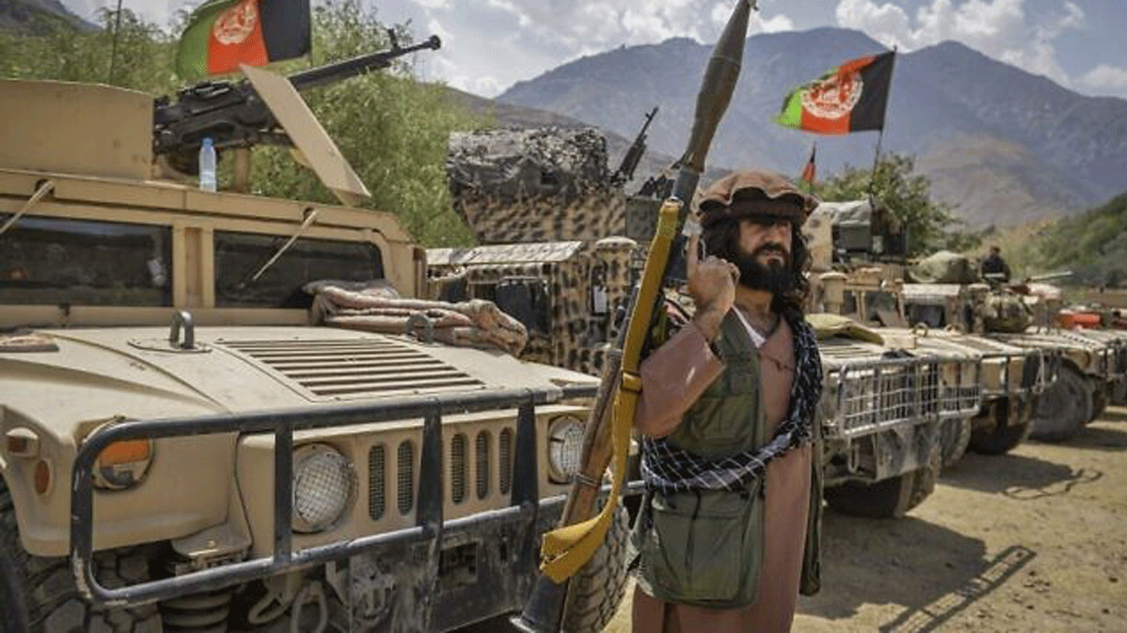  مسلح أفغاني يدعم قوات الأمن الأفغانية ضد طالبان يقف بجانب عربات همفي في منطقة باراخ في بازارك بإقليم بانشير في 19 آب/أغسطس 2021.