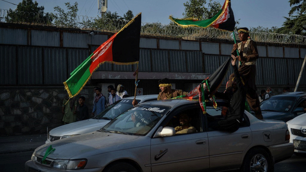 أفغان يحملون العلم الوطني للبلاد في منطقة وازي أكبر خان في كابول 
