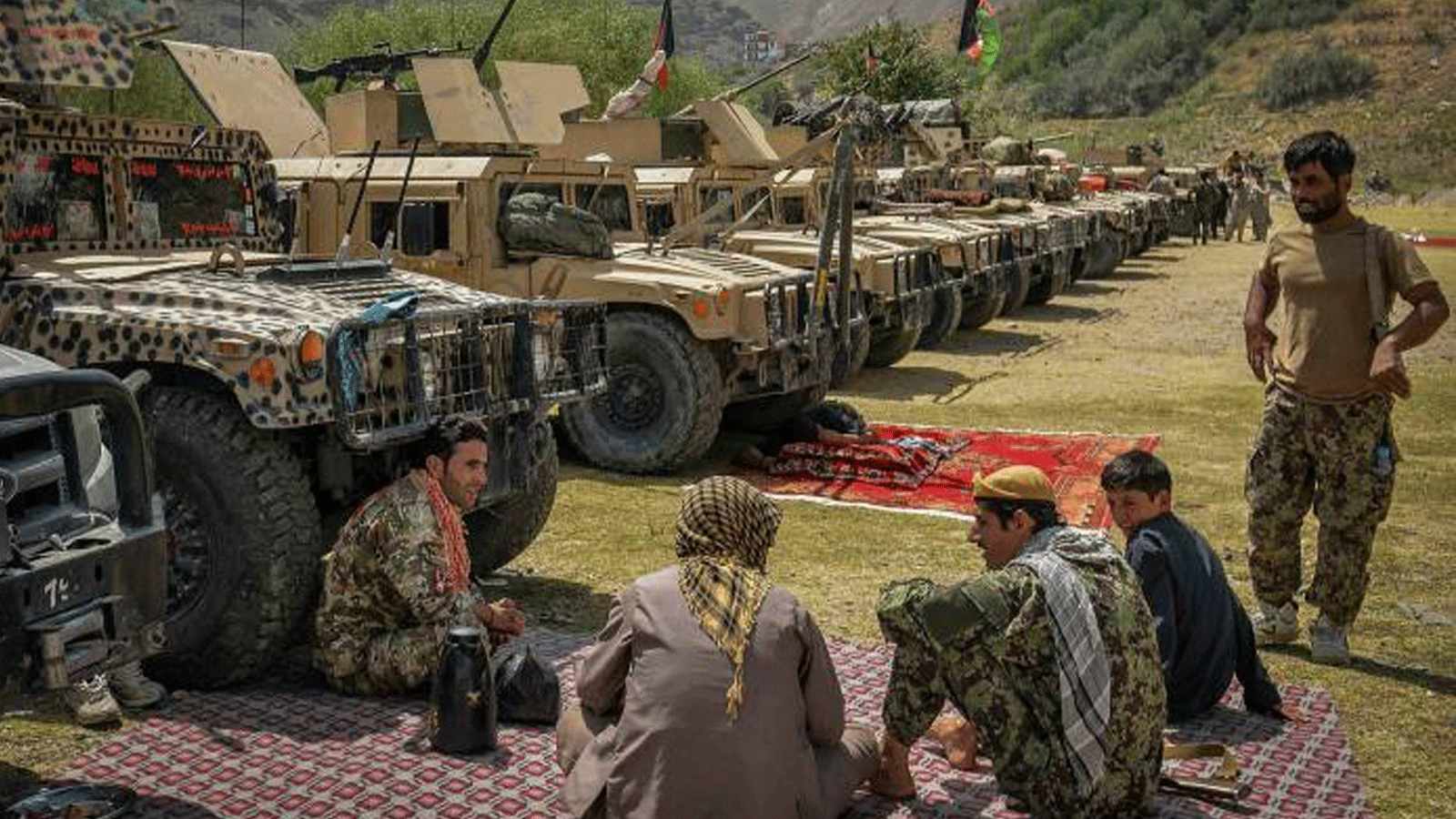  مسلحون أفغان يدعمون قوات الأمن الأفغانية ضد طالبان يقفون بأسلحتهم وعربات همفي في بازارك بإقليم بانشير في 19 آب/ أغسطس 2021