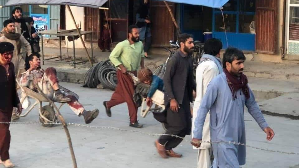صورة يتداولها ناشطون على تويتر لعملية نقل جرحى سقطوا في انفجار مطار كابول بوسائل بدائية
