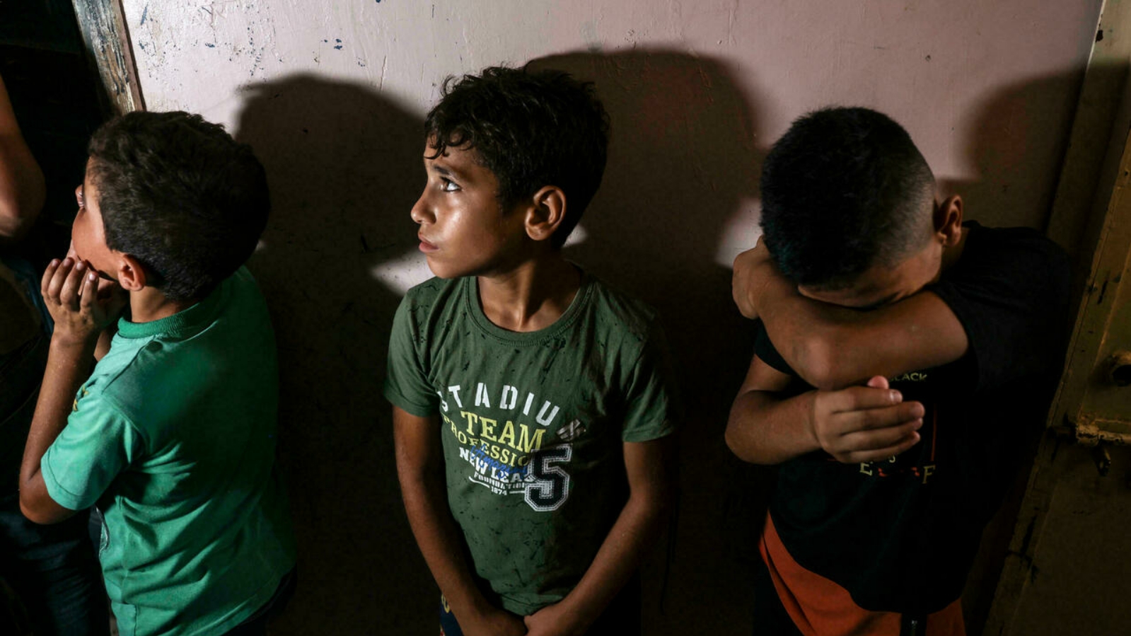 أطفال يحضرون جنازة الطفل عمر حسن أبو النيل البالغ من العمر 12 عامًا والذي أصيب الأسبوع الماضي برصاص جنود إسرائيليين خلال مواجهات على طول حدود قطاع غزة المحاصر، وتوفي لاحقًا متأثرًا بجراحه. بتاريخ 28 آب/ أغسطس 2021.