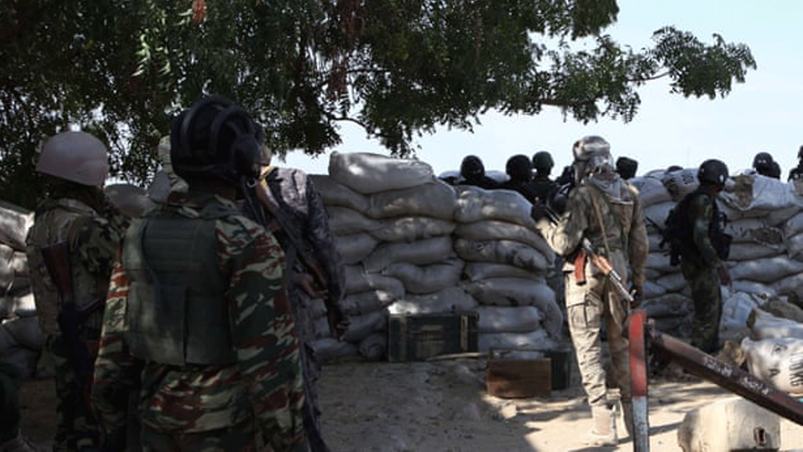 عناصر من الجيش حيث يقع المدنيون في مرمى النيران وسط الصراع العنيف بين الجيش والانفصاليين في الكاميرون