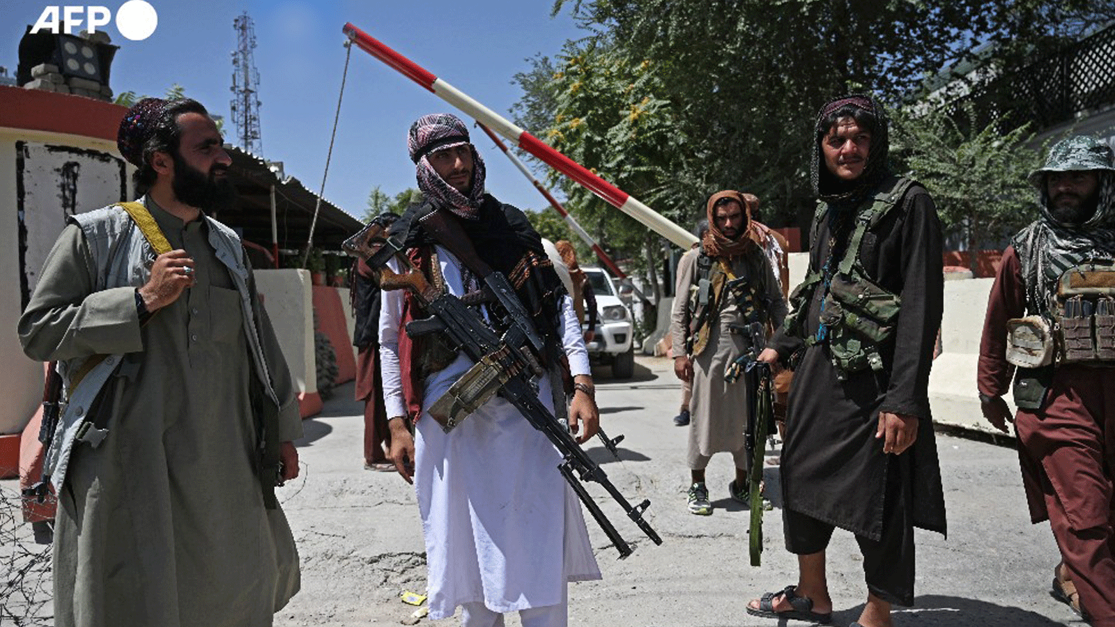 مقاتلو طالبان يقومون بدوريات في كابول يوم الاثنين 23 آب/ أغسطس 2021 بعد نهاية سريعة ومفاجئة للحرب في أفغانستان التي استمرت 20 عامًا، فيما يحتشد الآلاف من الناس في مطار المدينة محاولين الفرار من حكم الحركة الإسلامية المتشددة.