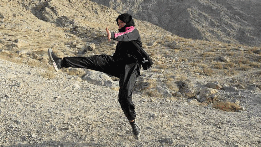 امرأة من الهزارة الأفغان تتعلم فنون الدفاع عن النفس