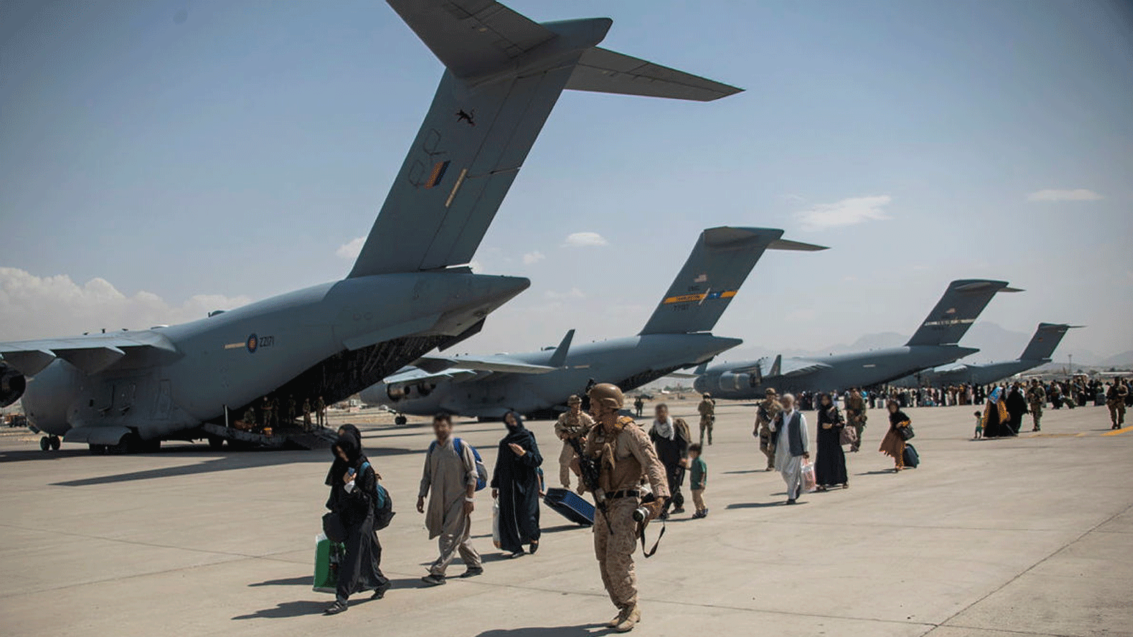 صورة شاركها الوزير البريطاني جيمس هيبي من صفحة الدفاع البريطانية على تويتر، في مواكبة لإجلاء الأفغان من مطار كابول