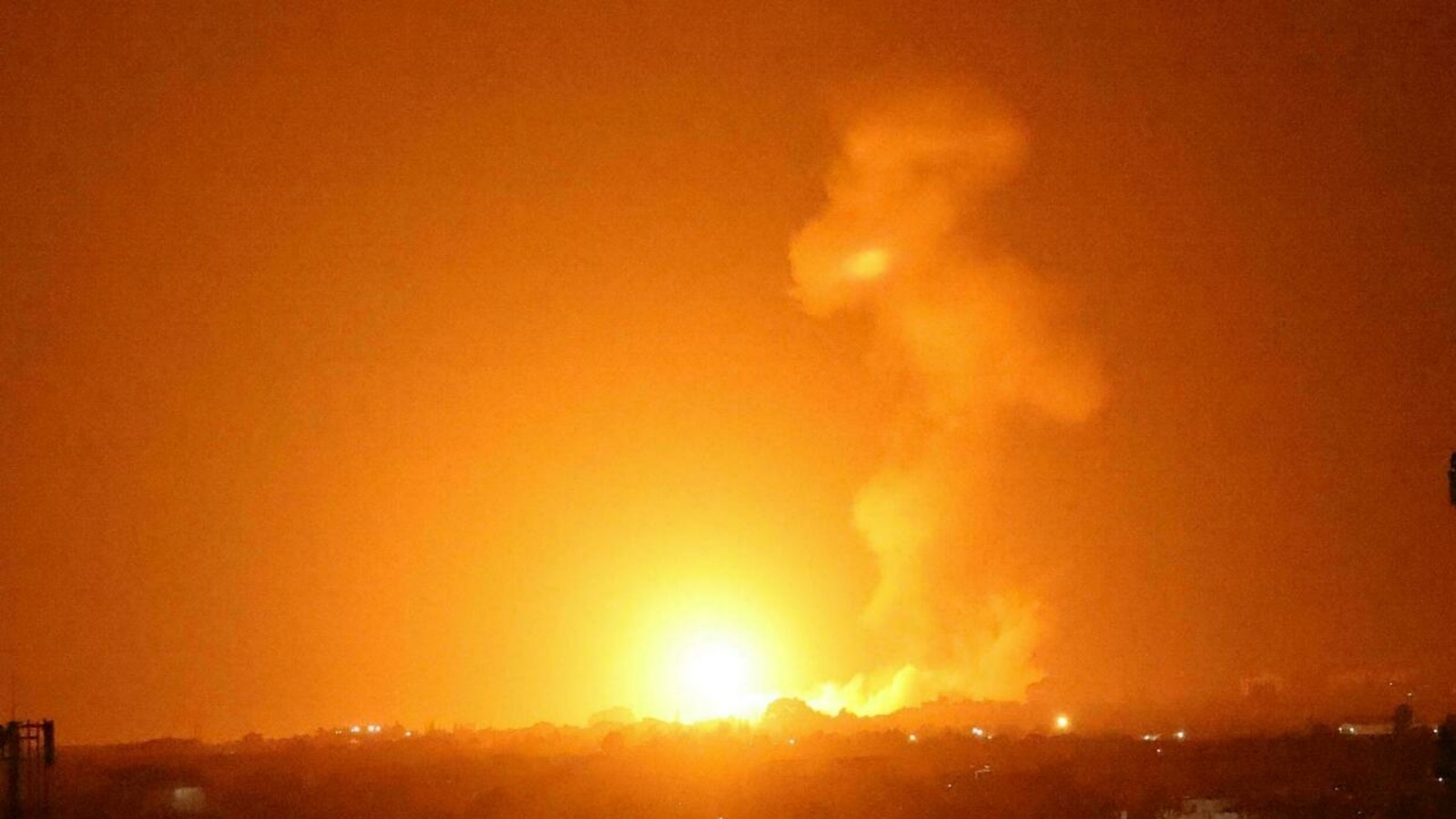 كرة نارية تتصاعد إثر غارة جوية على خان يونس جنوب قطاع غزة. بتاريخ 23 آب/ أغسطس 2021