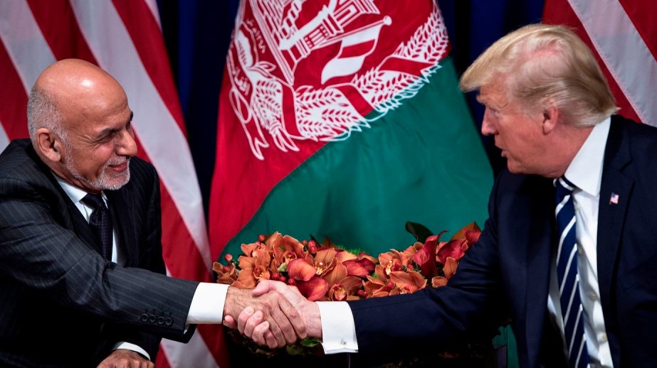 صورة من الأرشيف للرئيس الأفغاني أشرف غني والرئيس الأميركي السابق دونالد ترمب يتصافحان قبل اجتماع خلال الدورة الثانية والسبعين للجمعية العامة للأمم المتحدة في نيويورك في 21 سبتمبر 2017