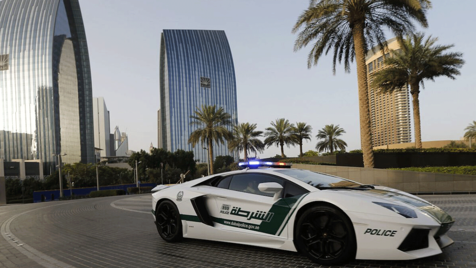 رجال شرطة إماراتيون يقومون بدورية في إمارة دبي الخليجية. 16 نيسان/أبريل 2013 