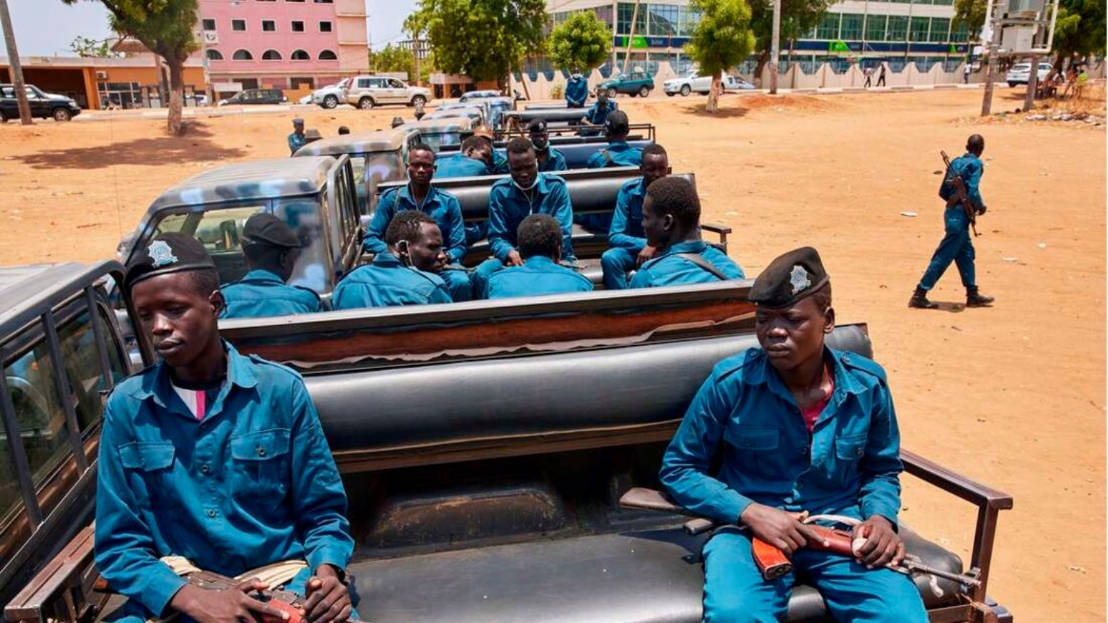 ضباط شرطة جنوب السودان في شاحنة صغيرة أثناء تجمعهم قبل القيام بدورية في شوارع جوبا، جنوب السودان. بتاريخ 9 نيسان/ أبريل 2020.