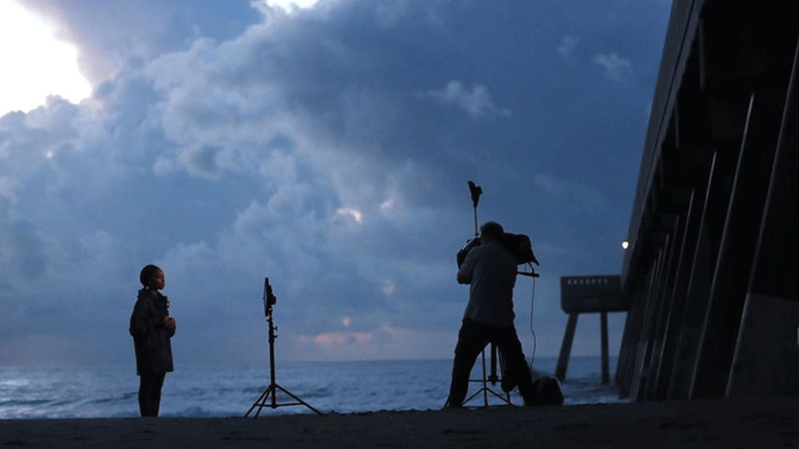 إعلاميون يحضرون تقريراً على رصيف شاطئ رايتسفيل قبيل وصول إعصار فلورنسا في 12 كانون الأول/ سبتمبر 2018 على شاطئ رايتسفيل(Wrightsville) الولايات المتحدة.